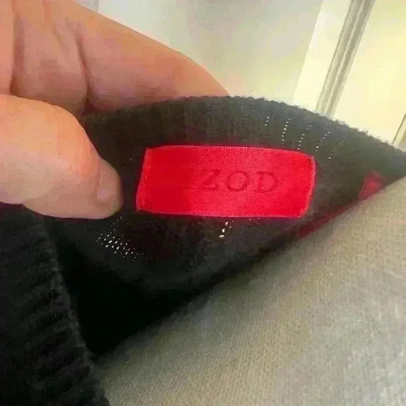 Izod Large black mens v neck sweater. Excellent condition. No imperfections - Picture 2 of 11